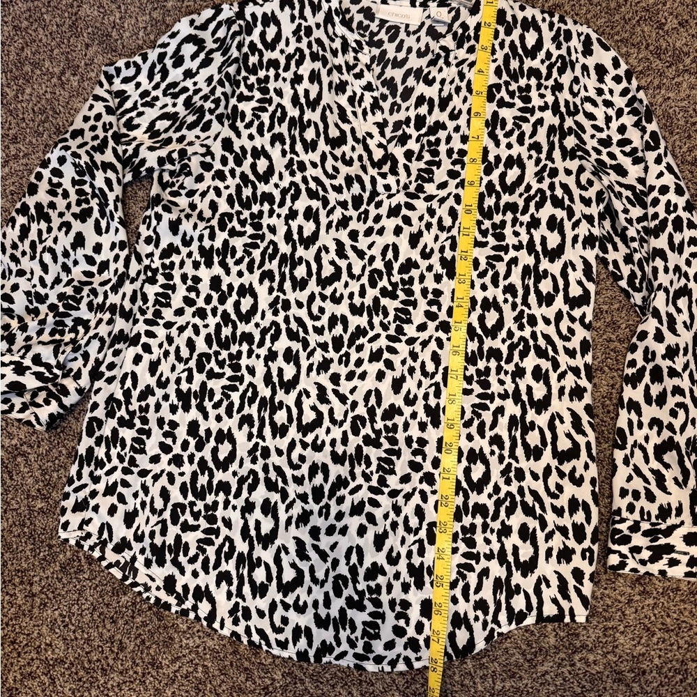 Chico's Black/White Animal Print Long Sleeve Pullover V Neck Blouse size 0 small - Picture 8 of 9